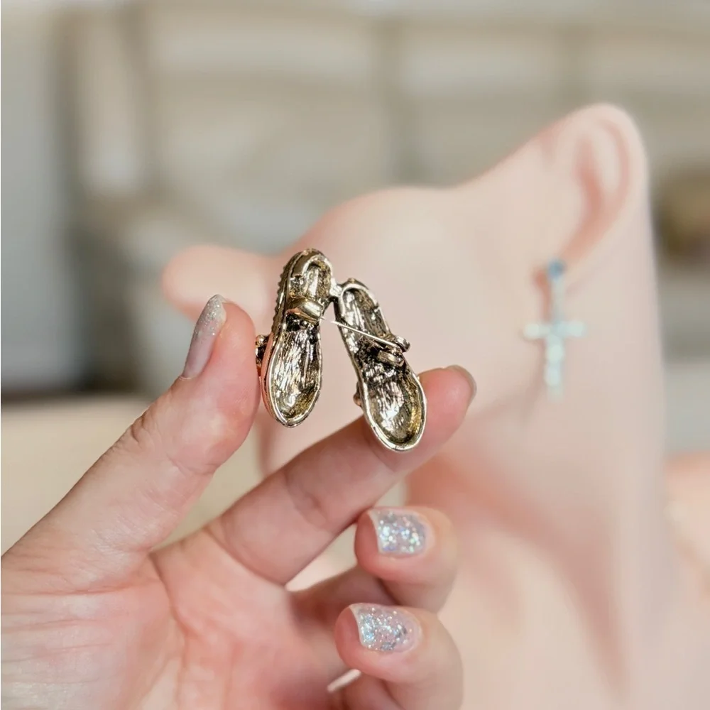 Gold Vintage Shoes Brooch with Gems 💎